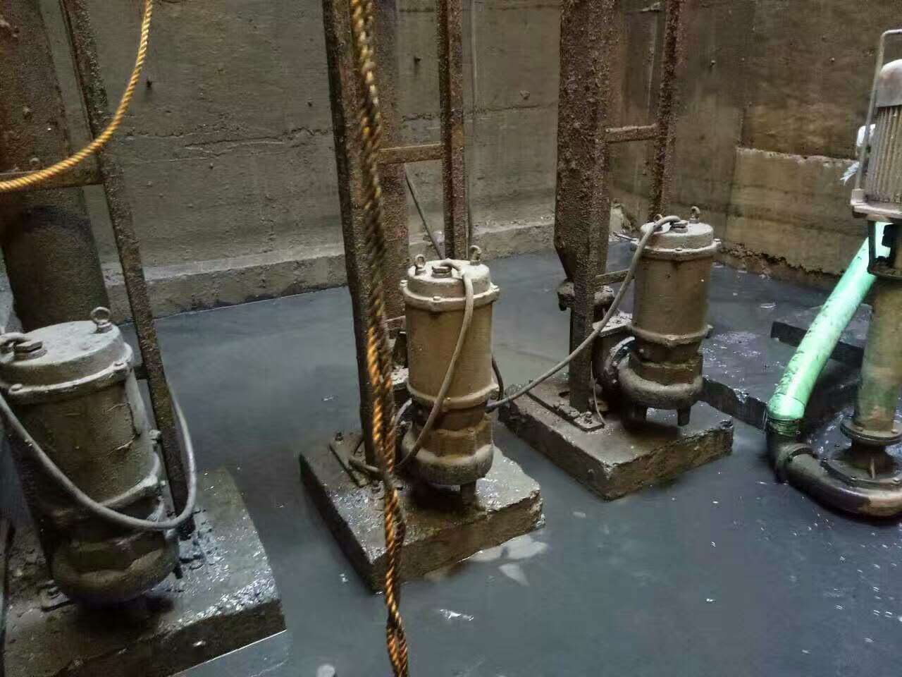 君山污水池清理