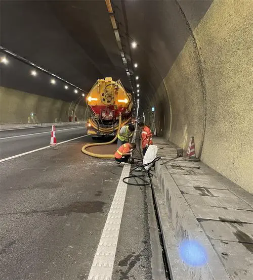 君山隧道排水渠清淤